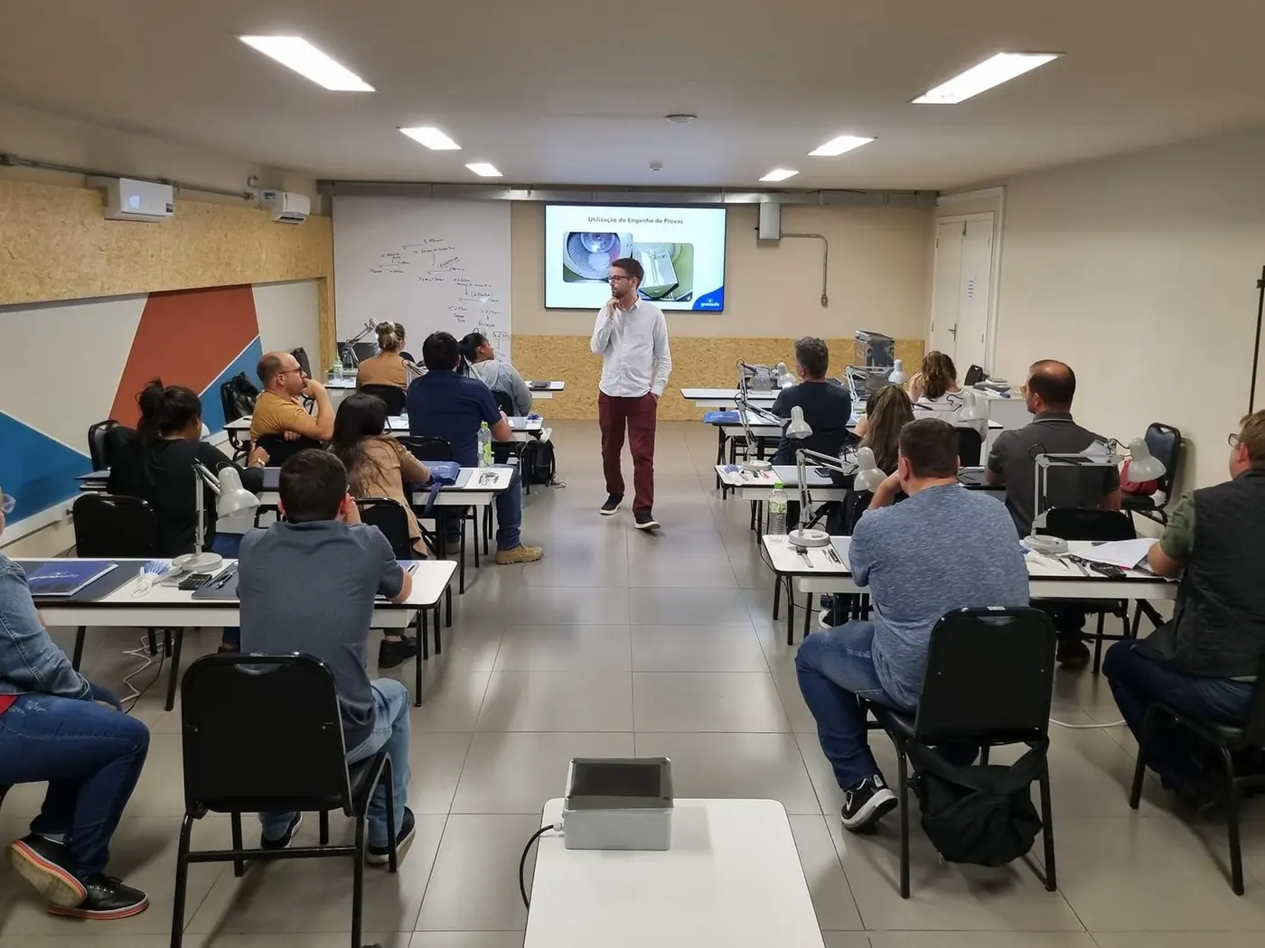 Turma de uma capacitação da Grano Safe acompanha uma explicação sobre a utilização do engenho de provas.