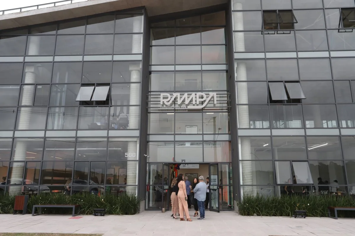 Fachada da Rampa Innovation Hub, em Pelotas/RS, com a entrada principal e a sinalização da Rampa.